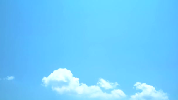 witte wolk rollen heldere blauwe lucht achtergrond - Video