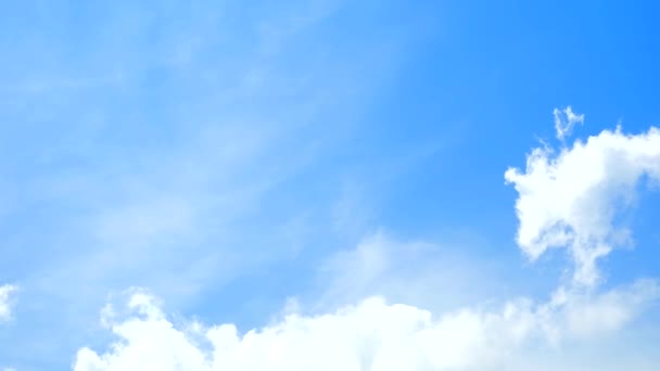 Beyaz bulut mavi gökyüzü arkaplanında akıyor - Video, Çekim