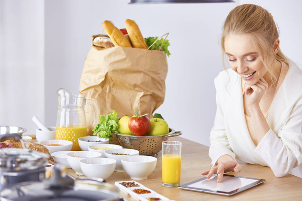Mladá žena vaří v kuchyni. Zdravé potraviny - Fotografie, Obrázek