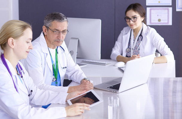 Medici che fanno una discussione medica in una sala riunioni
 - Foto, immagini