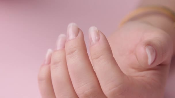zbliżenie kobieta ręka na różowy sprawia, że manicure dla siebie - Materiał filmowy, wideo