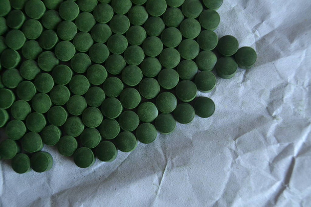 Spirulina-Tabletten auf dem hellen Hintergrund. - Foto, Bild