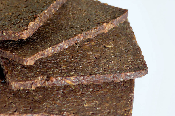 Pumpernickel Duits brood gemaakt van grof gemalen volkoren rogge - Foto, afbeelding