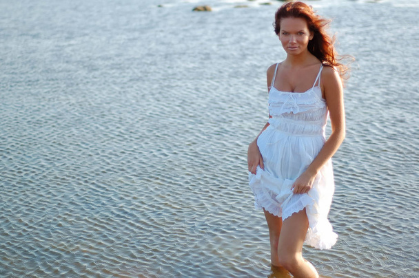 Jeune femme mince habillée en robe de soleil blanche
 - Photo, image