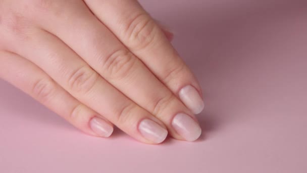 primer plano mujer mano en rosa hace manicura para sí misma
 - Imágenes, Vídeo