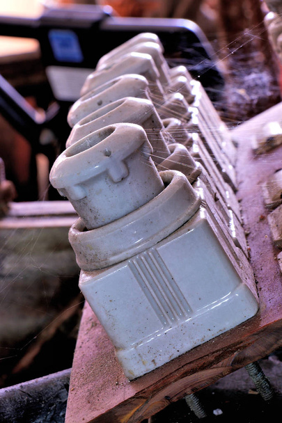 старі пилові електричні запобіжники
 - Фото, зображення