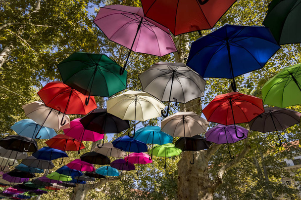 Guarda-chuvas coloridos no céu
 - Foto, Imagem