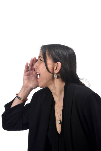 Nainen laittaa käden suuhun ja huutaa valkoinen backgrou
 - Valokuva, kuva