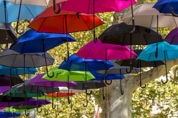 Bunte Regenschirme am Himmel - Foto, Bild