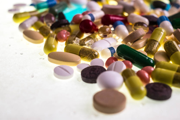 pharmazeutische verschiedene bunte Tabletten, Kapseln, Therapie - Foto, Bild