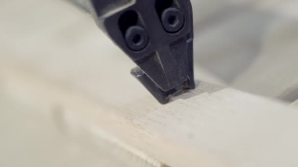 Tűzőgép szerszám rögzítse fa keretben. Akció. Close-Up használata eszközök fix fából készült termék bútor gyárban. Famegmunkálás vagy bútorkészítés - Felvétel, videó