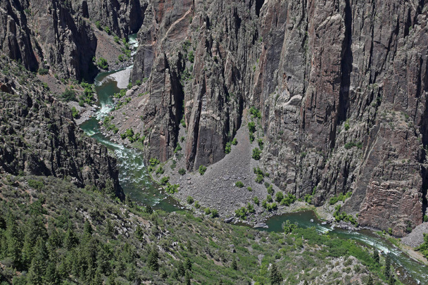 El río Gunnison atraviesa el barranco del Cañón Negro del Parque Nacional Gunnison, Colorado
. - Foto, imagen