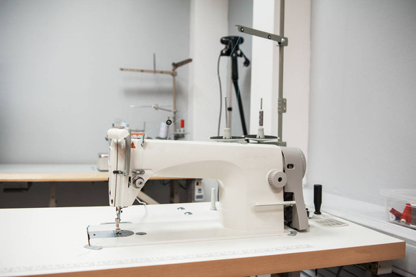 industriële naaimachine - Foto, afbeelding