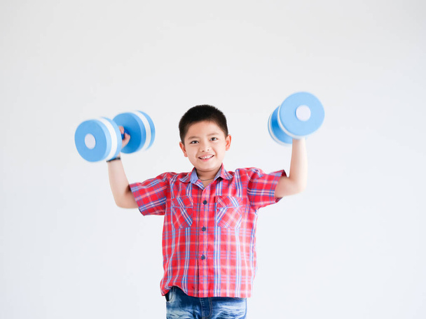 asiatische kleine Junge mit blauer Farbe Hantel auf weißem Hintergrund - Foto, Bild