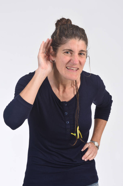 mulher colocando uma mão em seu ouvido, porque ela não pode ouvir sobre whit
 - Foto, Imagem