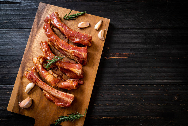 Fresh raw pork ribs ready for roasting with ingredients - Zdjęcie, obraz