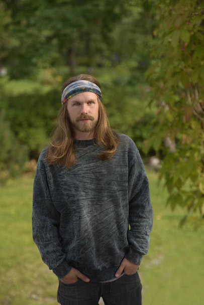 portrait de profil d'un jeune homme aux cheveux longs et à la barbe en ba
 - Photo, image