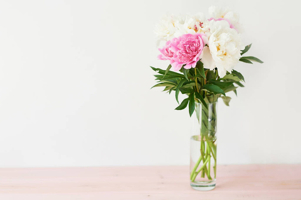 peonies in a vase on a white background - Fotoğraf, Görsel