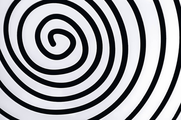 Siyah arka plan üzerinde basit beyaz spiral - Fotoğraf, Görsel