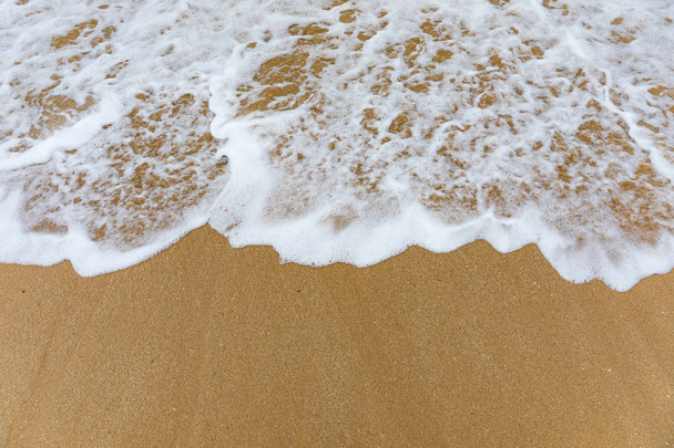 Modrá oceánská vlna na písečné pláži. Měkká vlna modrého oceánu na písčitých vlnách - Fotografie, Obrázek