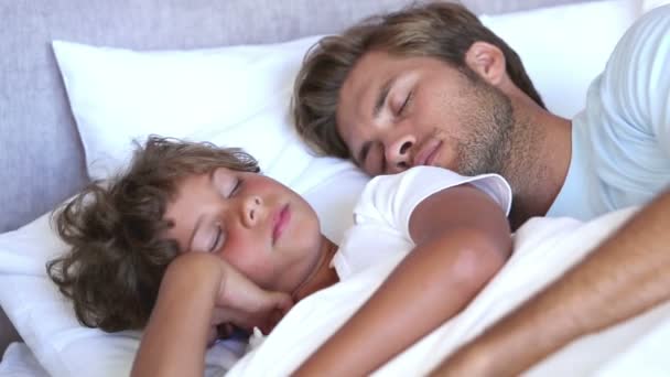 Father and son sleeping together - Filmmaterial, Video
