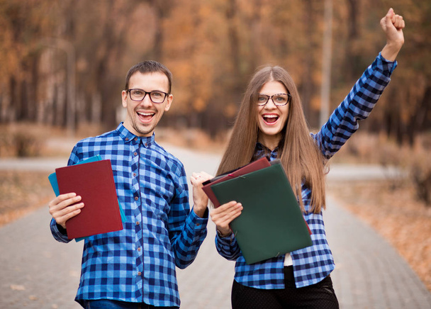 Dois estudantes animados com exames aprovados na rua
 - Foto, Imagem