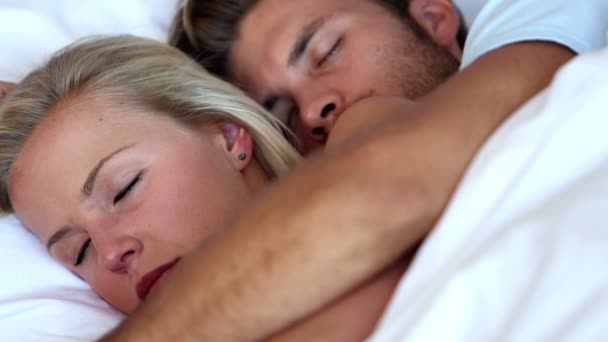 Couple cuddling in bed - Video, Çekim