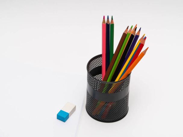 ołówki albumu i kolorowego - Zdjęcie, obraz