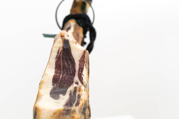 スペインのデリカテッセンドライ硬化肉ハム、全脚、ジャモンイベリック - 写真・画像