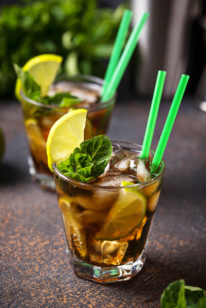 Cuba libre cocktail with mint and lime - Foto, Bild