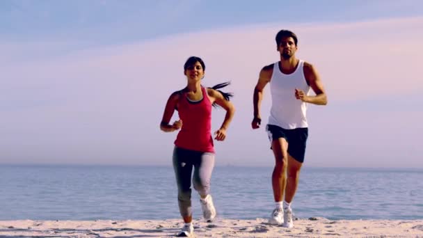 Couple running and junping on beach - Materiał filmowy, wideo