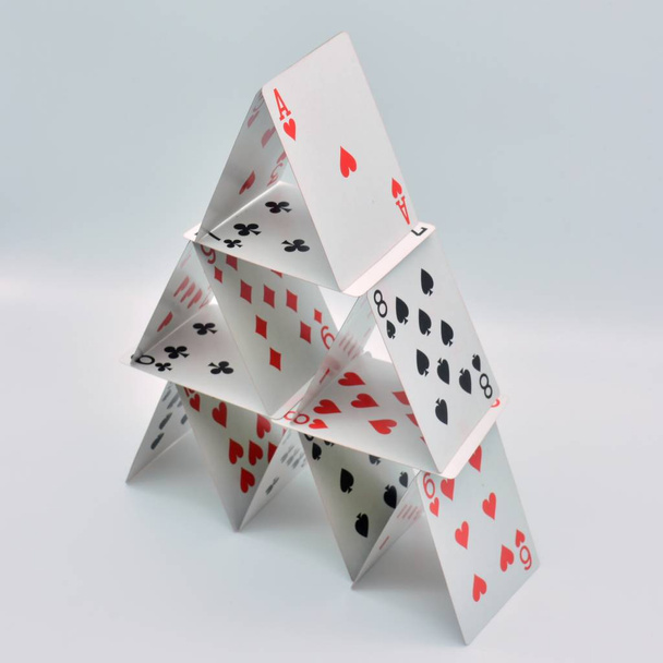 Pókerkártyával készült kártyák háza, francia pakli - Fotó, kép