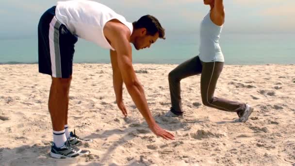 Friends doing yoga on beach - Filmmaterial, Video