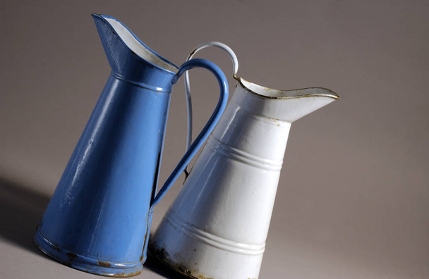 Pots anciens en métal émaillé bleu et blanc pour l'eau
 - Photo, image