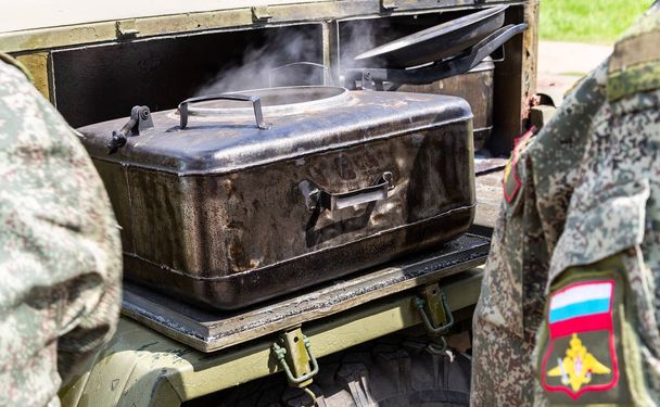 Cocina de metal móvil para alimentar a los soldados
  - Foto, imagen