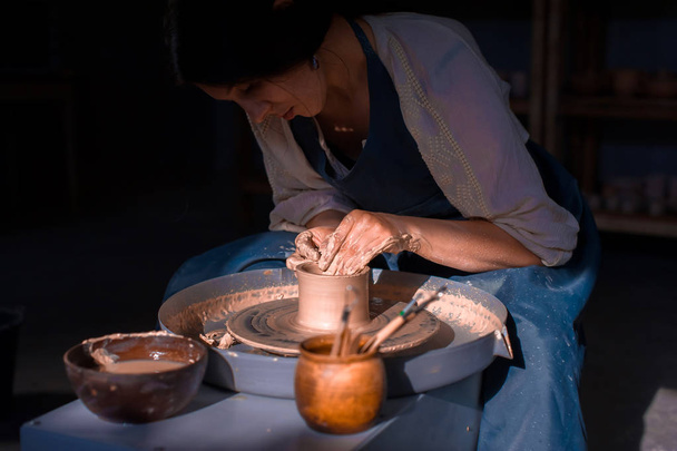 Encantador mestre artesão fazendo panela de cerâmica na roda de cerâmica. Trabalho manual
. - Foto, Imagem