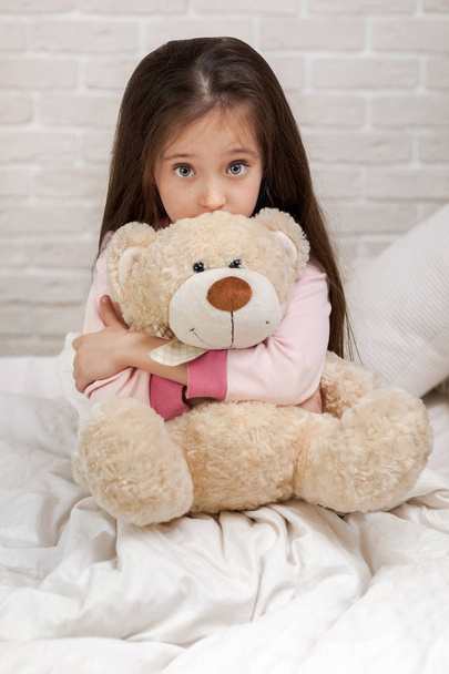 baby hugging a teddy bear - Zdjęcie, obraz