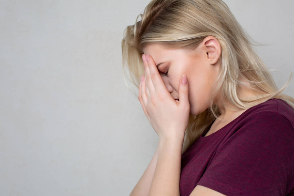 Žena v depresi plačící blondýnka zakryje tvář rukama. Mezera f - Fotografie, Obrázek