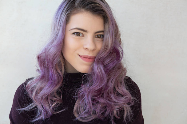 Чарівна молода жінка з кучерявим фіолетовим волоссям і натуральним макіяжем р
 - Фото, зображення
