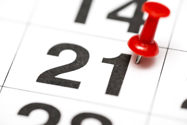 Pin na data número 21. O vigésimo primeiro dia do mês é marcado com uma tachinha vermelha. Pin no calendário
 - Foto, Imagem