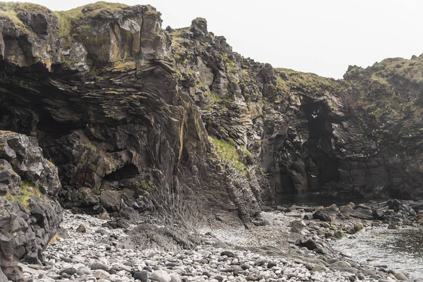 Madarak fészkelő a Badstofa rock Foamation - Fotó, kép