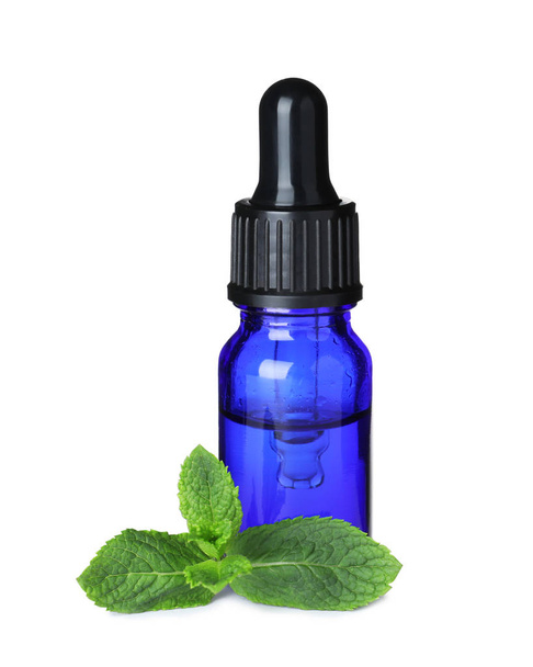 Little bottle of essential oil and mint on white background - Foto, immagini