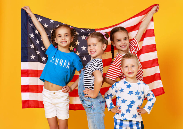 группа детей с флагом Соединенных Штатов Америки США на
 - Фото, изображение