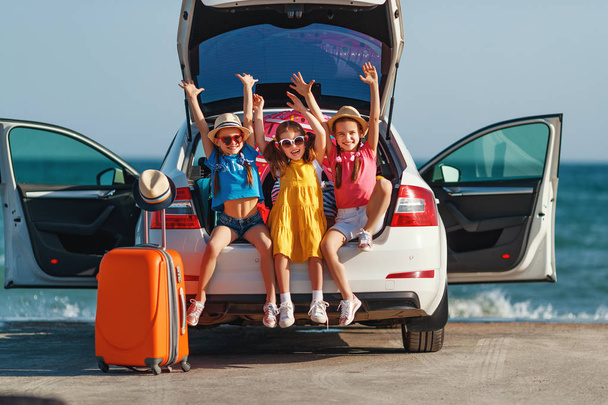 boldog gyerekek lányok barátai nővérek az autó út a nyár t - Fotó, kép