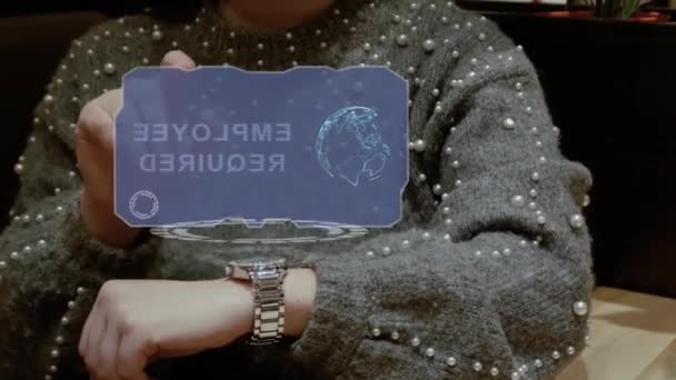 vrouw maakt gebruik van hologram horloge met tekst werknemer vereist - Video