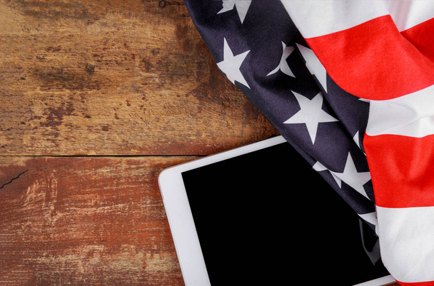 Technologie, Patriotismus, Jahrestag, nationale Feiertage der Tablette auf der amerikanischen Flagge und Unabhängigkeitstag - Foto, Bild