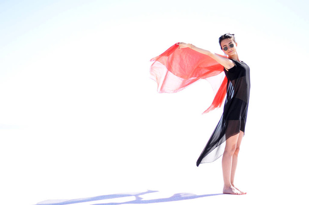 塩湖で踊る女の子 - 写真・画像