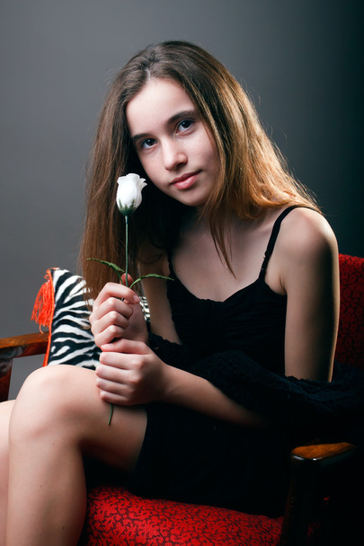 Nuori tyttö ruusun kanssa
 - Valokuva, kuva