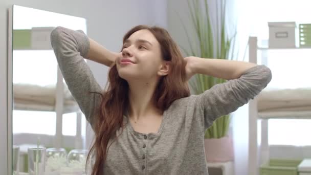 Muotokuva iloinen tyttö kylpyhuoneessa venyttely kehon jälkeen pitkä yö - Materiaali, video