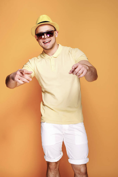 Confident stylish guy pointing at camera - Foto, Imagem